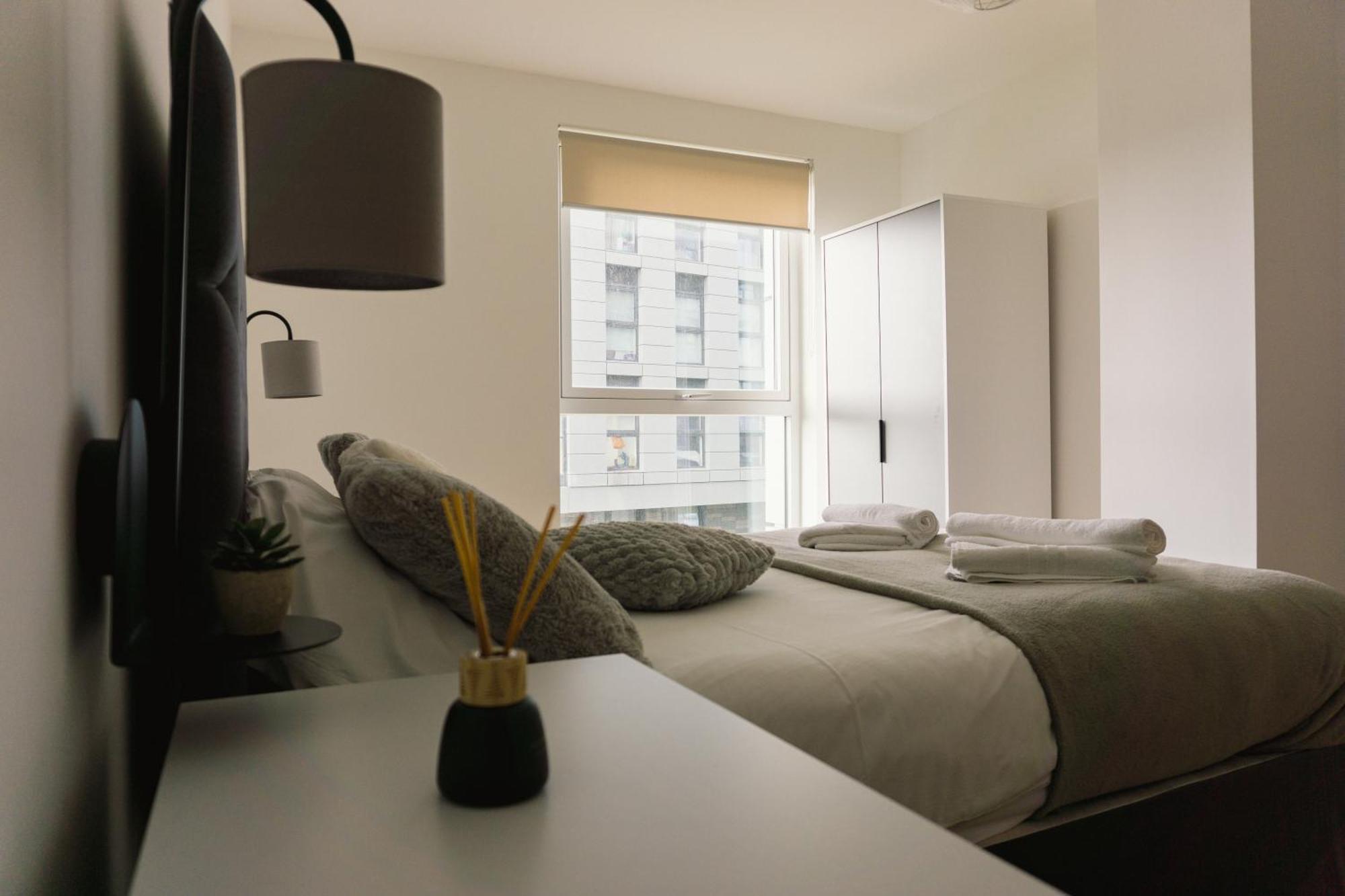 Manchester'S Luxurious 2-Bed Haven With Balcony - Canal Views & Proximity To Manchester United Exterior foto