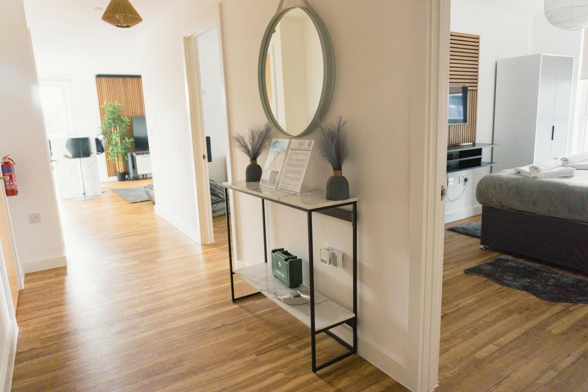 Manchester'S Luxurious 2-Bed Haven With Balcony - Canal Views & Proximity To Manchester United Exterior foto