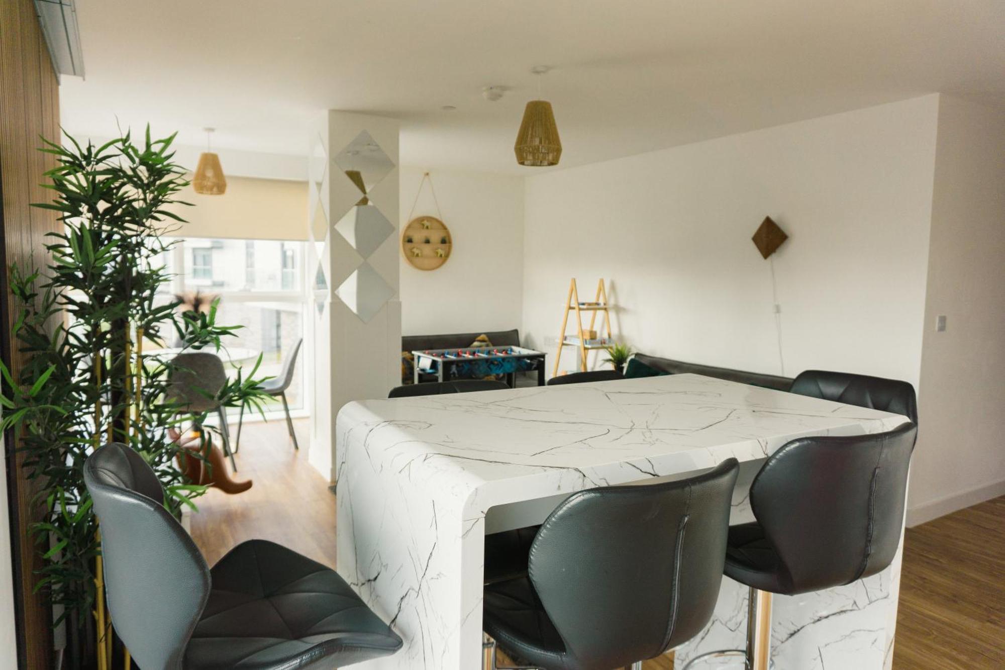 Manchester'S Luxurious 2-Bed Haven With Balcony - Canal Views & Proximity To Manchester United Exterior foto