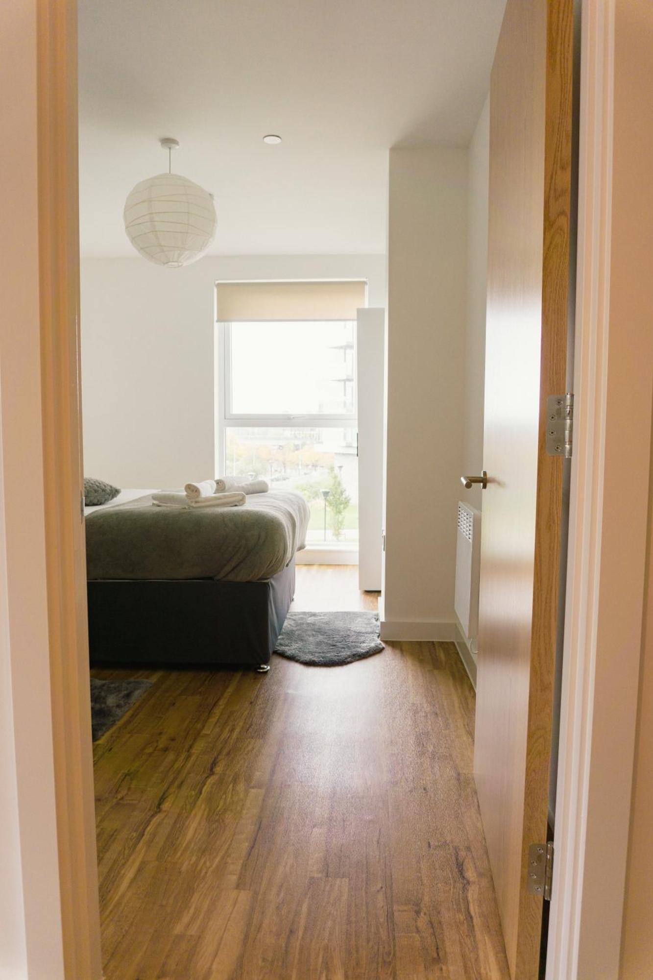 Manchester'S Luxurious 2-Bed Haven With Balcony - Canal Views & Proximity To Manchester United Exterior foto