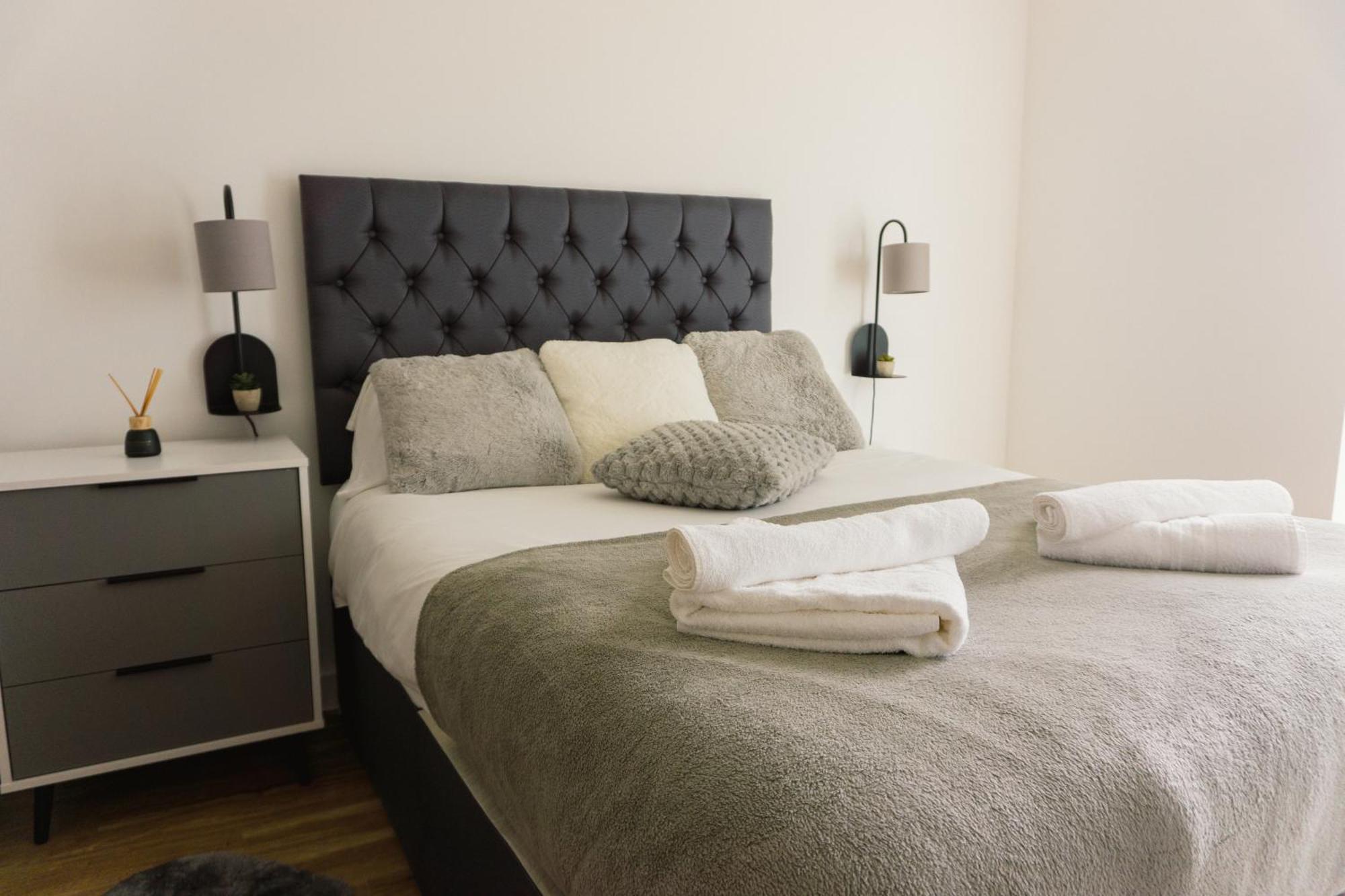 Manchester'S Luxurious 2-Bed Haven With Balcony - Canal Views & Proximity To Manchester United Exterior foto